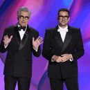 Los anfitriones Eugene Levy, izquierda, y Dan Levy hablan durante la 76a entrega de los premios Emmy el domingo 15 de septiembre de 2024 en el Teatro Peacock de Los Ángeles. (Foto AP/Chris Pizzello)