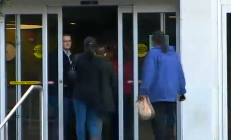 Hoy regresaron a sus clases los estudiantes de la Universidad Estatal de la Florida tras el tiroteo que dejó ayer tres heridos.