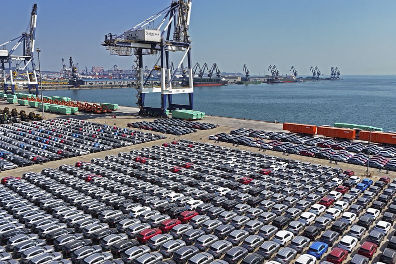 Vista aérea de automóviles que esperan para ser embarcados en un ro-ro, en un muelle de la ciudad de Yantai, en la provincia oriental china de Shandong, el 30 de marzo de 2025. (Chinatopix Via AP) CHINA OUT