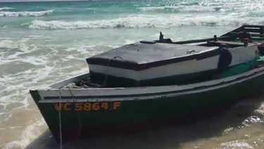 grupo de balseros desembarca por uno de los puntos mas turisticos de miami beach