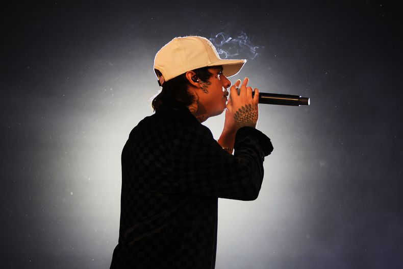 El cantante mexicano Natanael Cano se presenta durante el festival de música Coca-Cola Flow Fest en la Ciudad de México, el domingo 23 de noviembre de 2025. (Foto AP/Ginnette Riquelme)