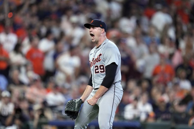 ARCHIVO - El abridor de los Tigres de Detroit, Tarik Skubal, reacciona después de ponchar a Yainer Díaz, de los Astros de Houston, durante la sexta entrada del Juego 1 de la Serie de Comodín de la Liga Americana, el martes 1 de octubre de 2024, en Houston. (AP Foto/Kevin M. Cox, Archivo)
