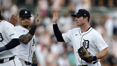 Javier Báez (28), de los Tigres de Detroit, celebra con Colt Keith después de una victoria por 7-2 sobre los Mellizos de Minnesota el sábado 27 de julio de 2024, en Detroit. (AP Foto/Duane Burleson)