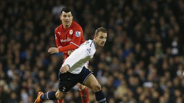 americateve | El espa&ntilde;ol Roberto Soldado, del Tottenham Hotspur, disputa el bal&oacute;n con el chileno Gary Medel, del  Cardiff, durante un partido de la Liga Premier en White Hart Lane, en Londres, el domingo 2 de marzo de 2014. (AP Foto/Sang Tan)