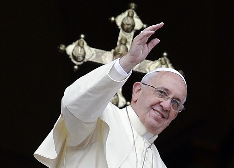 En imagen del 25 de diciembre el papa Francisco env&iacute;a su mensaje "Urbi et Orbi" ("a la ciudad y al mundo") desde el balc&oacute;n central de la bas&iacute;lica de San Pedro. Francisco se reuni&oacute; a almorzar con su antecesor