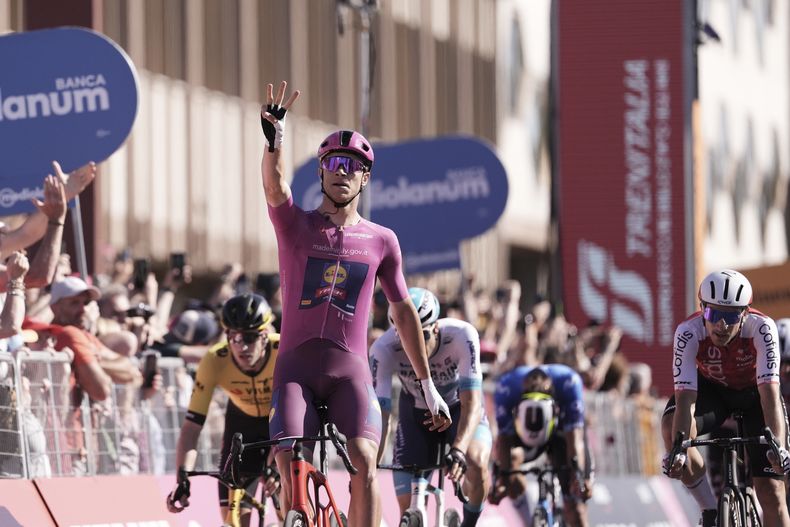 El italiano Jonathan Milan celebra tras ganar la 13ma etapa del Giro de Italia entre Riccione y Cento el viernes 17 de mayo del 2024. (Massimo Paolone/LaPresse via AP)