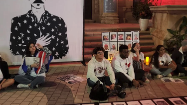 grupo de cubanos se manifestaron en la torre de la libertad en favor de los presos politicos de la isla