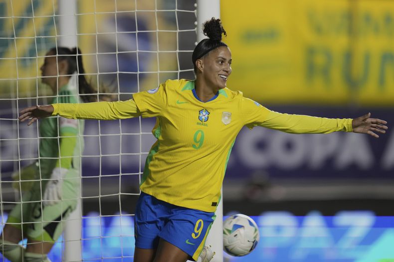 Amanda Gutierres, de Brasil, celebra después de abrir el marcador en partido de fútbol de la Copa America Femenina frente a Venezuela, el domingo 13 de julio de 2025, en Quito, Ecuador. (AP Foto/Dolores Ochoa)