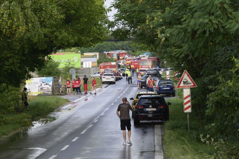 Bomberos y socorristas trabajan en la zona donde un tren y un autobús chocaron cerca de la ciudad de Nove Zamky, en Eslovaquia, el jueves 27 de junio de 2024. (Henrich Misovic/TASR vía AP)