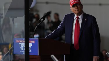 El candidato presidencial republicano, el expresidente Donald Trump, durante un acto de campaña en el aeropuerto del condado de Dodge, el domingo 6 de octubre de 2024, en Juneau, Wisconsin. (AP Foto/Julia Demaree Nikhinson)