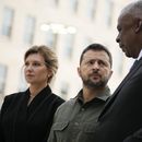 ARCHIVO - El secretario de Defensa de Estados Unidos, Lloyd Austin, habla con el presidente de Ucrania, Volodymyr Zelenskyy, durante una ceremonia, el 21 de septiembre de 2023, en Washington, mientras la primera dama ucraniana, Olena Zelenska, observa. (AP Foto/Andrew Harnik, Archivo)