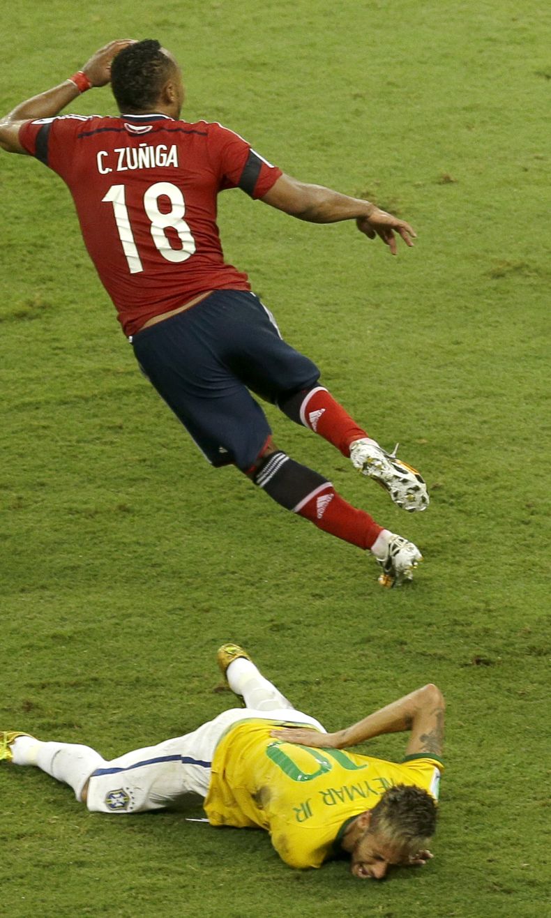 El brasile&ntilde;o Neymar se lleva una mano a la espalda tras sufrir una fractura de v&eacute;rtebra por un contacto del defensa colombiano Camilo Z&uacute;&ntilde;iga en el partido de cuartos de final de la Copa del Mundo, disputado el viernes 4 de juli