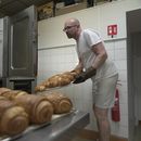 El panadero Kevin Luce hornea pasteles en Saint-Just-en-Chaussee, Francia, el jueves 24 de septiembre de 2026. (AP Foto/John Leicester)