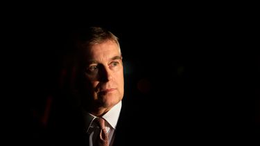 ARCHIVO - El príncipe Andrés de Gran Bretaña observa durante un evento en la residencia del embajador británico en Nueva Delhi, India, el 10 de marzo de 2010. (Foto AP/Manish Swarup, archivo)