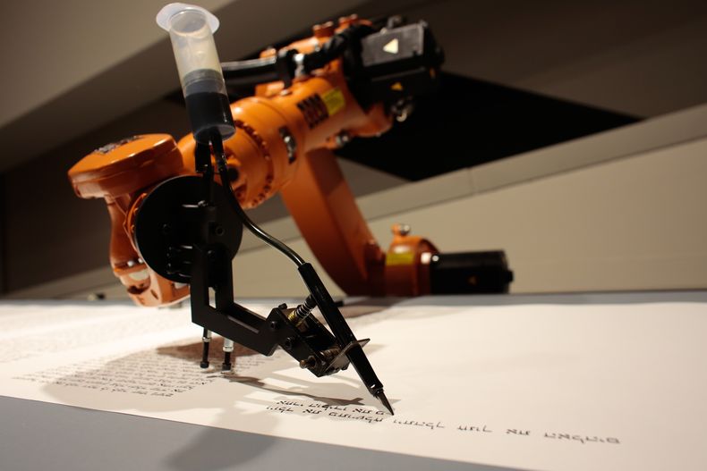 Un robot escribe la Tor&aacute;, las sagradas escrituras hebreas, en el Museo Jud&iacute;o de Berl&iacute;n, el jueves 10 de julio de 2014. (Foto AP/Markus Schreiber)
