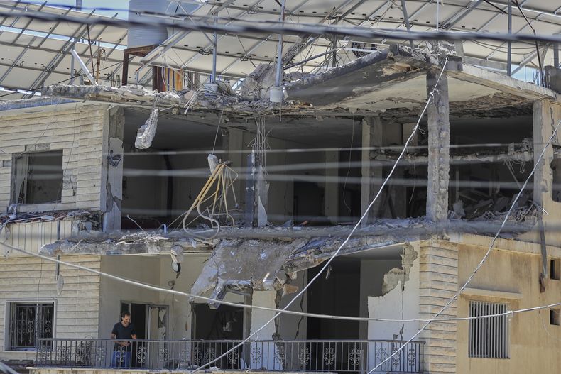 Un hombre revisa los daños causados en un casa, alcanzada durante un ataque aéreo israelí a la ciudad de Nabatieh, en el sur de Líbano, el 27 de junio de 2025. (AP Foto/Mohammed Zaatari)