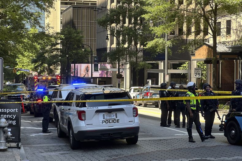 La policía responde a una escena de tiroteo afuera del centro comercial Peachtree Center, en el centro de Atlanta, el martes 11 de junio de 2024. (AP Foto/Jeff Amy)
