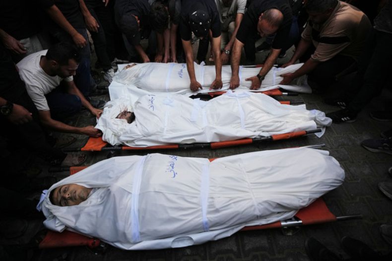 Dolientes palestinos junto a los cuerpos de sus familiares fallecidos por un ataque del ejército israelí, durante su funeral en el Hospital Shifa de Ciudad de Gaza, el miércoles 26 de agosto de 2026. (AP FotoJehad Alshrafi)