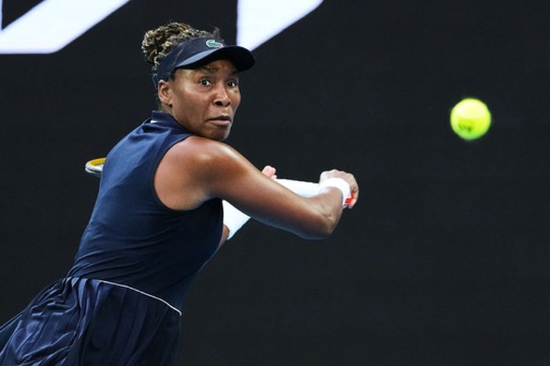 ARCHIVO - Venus Williams devuelve ante Olga Danilovic en la primera ronda del Abierto de Australia, el 18 de enero de 2026, en Melbourne. (AP Foto/Aaron Favila)