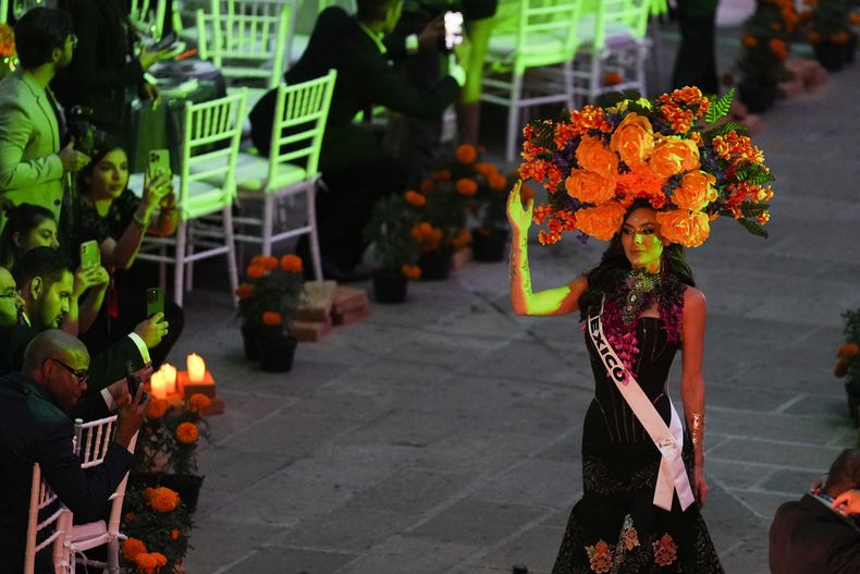 Miss Mexico María Fernanda Beltrán participa en La Gala de las Catrinas para celebrar el Día de Muertos a días de la 73a edición de Miss Universo en la Ciudad de México el 1 de noviembre de 2024. (Foto AP/Eduardo Verdugo)