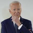 El presidente Joe Biden escucha en una visita al Centro de Operaciones de Emergencia de Washington D.C., el martes 2 de julio de 2024, en Washington. (AP Foto/Evan Vucci)