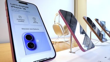 Exhibición del iPhone 16 en una Apple Store en Pittsburgh el 12 de enero de 2025. (AP Foto/Gene J. Puskar, Archivo)