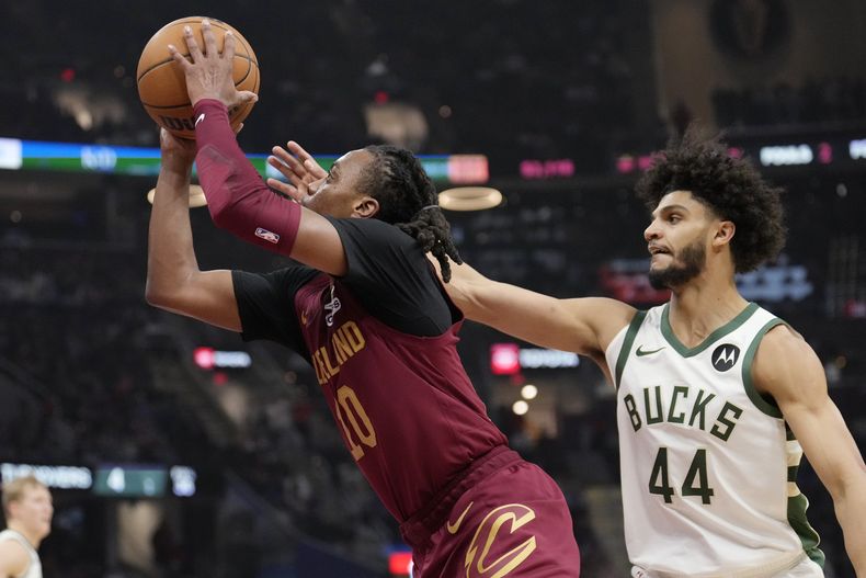 El escolta de los Cavaliers de Cleveland, Darius Garland (10), va a la canasta superando al escolta de los Bucks de Milwaukee, Andre Jackson Jr. (44), en la primera mitad, el lunes 4 de noviembre de 2024, en Cleveland. (AP Foto/Sue Ogrocki)