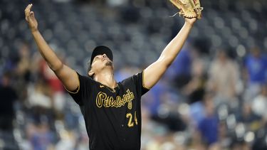 El abridor cubano de los Piratas de Pittsburgh Johan Oviedo celebra tras completar su primer juego completo ante los Reales de Kansas City el lunes 28 de agosto del 2023. (AP Foto/Charlie Riedel)