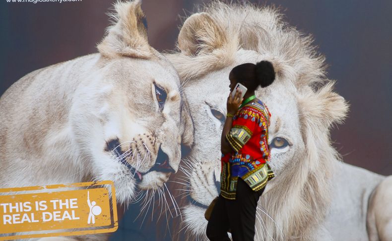 Una delegada pasa frente a un mural en el Centro Internacional de Convenciones Kenyatta en Nairobi, Kenia, durante la Cumbbre Climática Africana, 5 de setiembre de 2023. (AP Foto/Brian Inganga)