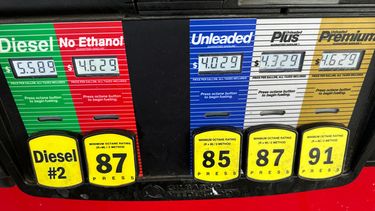 Los precios de una gasolinera en Greenwood Village, Colorado, el 15 de septiembre del 2026. (AP foto/David Zalubowski)