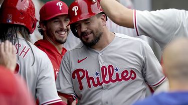 Kyle Schwarber, de los Filis de Filadelfia, recibe felicitaciones en la cueva luego de batear un jonrón de dos carreras en el juego del viernes 28 de julio de 2023, ante los Piratas de Pittsburgh (AP Foto/Matt Freed)