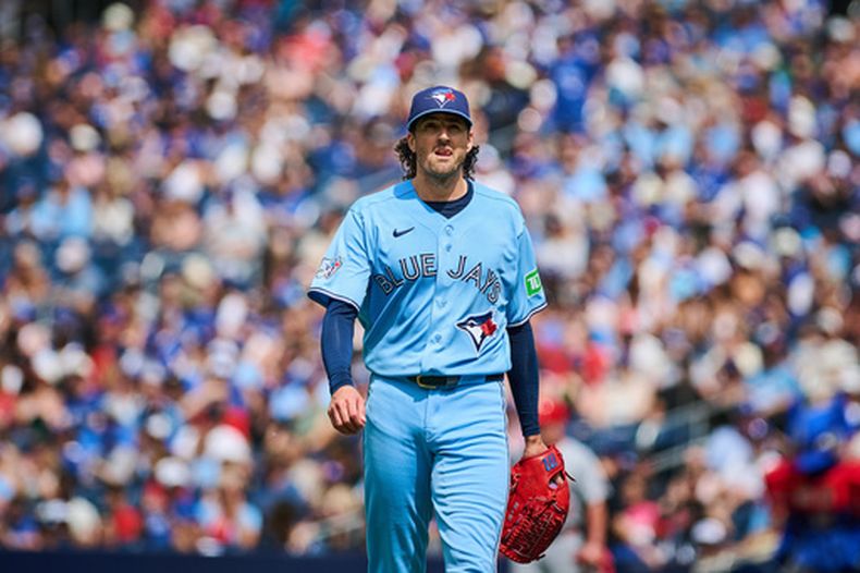 Kevin Gausman, de los Azulejos de Toronto, se enfila hacia el dugout durante la primera entrada del juego de béisbol de Grandes Ligas contra los Cardenales de San Luis, el sábado 1 de agosto de 2026, en Toronto. (Sammy Kogan/The Canadian Press via AP)