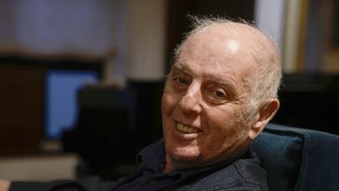ARCHIVO - El pianista y director de orquesta argentino Daniel Barenboim posa durante una entrevista en el teatro La Scala de Milán, Italia, el 14 de febrero de 2023. (Foto AP/Luca Bruno, archivo)