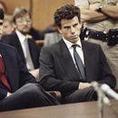 ARCHIVO - Lyle, a la izquierda, y Erik Menéndez sentados en la Corte Municipal de Beverly Hills, donde sus abogados retrasaron la presentación de sus alegatos en su nombre, en Beverly Hills, California, el 12 de marzo de 1990. (AP Foto/Nick Ut, Archivo)