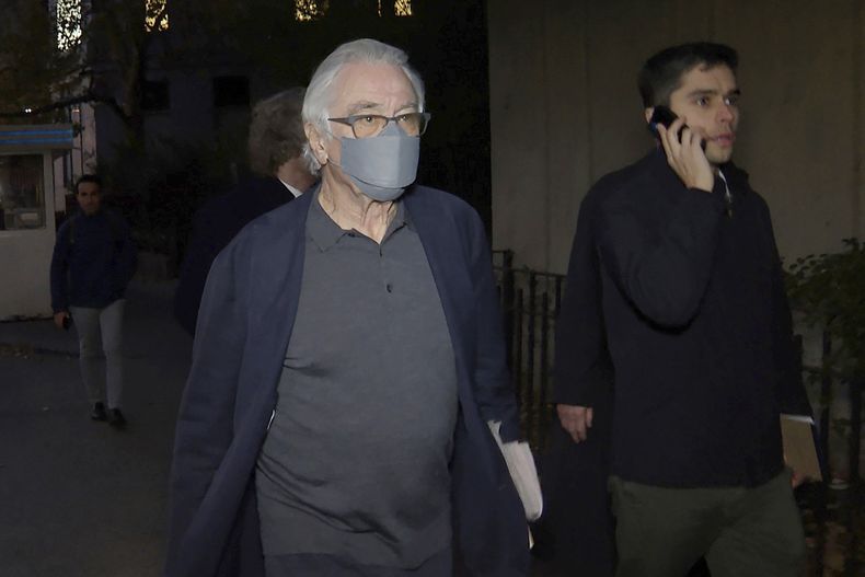 El actor Robert De Niro sale de una corte federal tras asistir a los argumentos finales de una demanda civil presentada por su exasistente pernsal el miércoiles 8 de noviembre de 2023. (Foto AP/Ted Shaffrey)