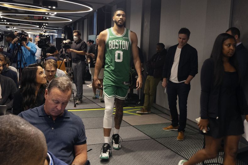 Jayson Tatum de los Celtics de Boston llega a la conferencia de prensa para iniciar la pretemporada del equipo de la NBA el martes 24 de septiembre del 2024 (AP Foto/Michael Dwyer)