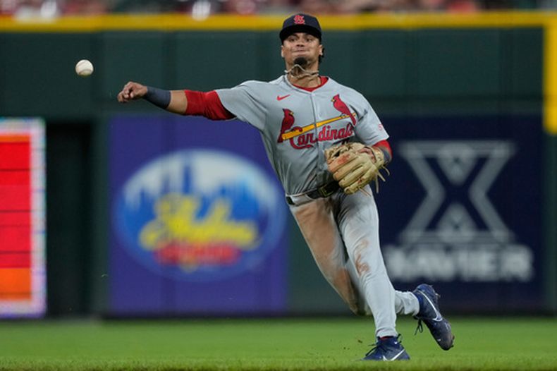 Masyn Winn, campocorto de los Cardenales de San Luis, lanza a primera durante el juego del martes 18 de agosto de 2026 ante los Rojos de Cincinnati (AP Foto/Carolyn Kaster)