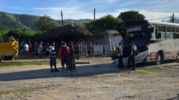 accidente masivo entre un omnibus y un camion en santiago de cuba deja 62 heridos entre ellos ninos