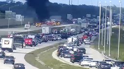 En esta imagen proporcionada por el Departamento de Transporte de Florida, una columna de humo se eleva sobre la carretera interestatal 75 después de que un jet privado intentó aterrizar de emergencia, el viernes 9 de febrero de 2024, en Naples, Florida. (Departamento de Transporte de Florida/The News-Press vía AP)