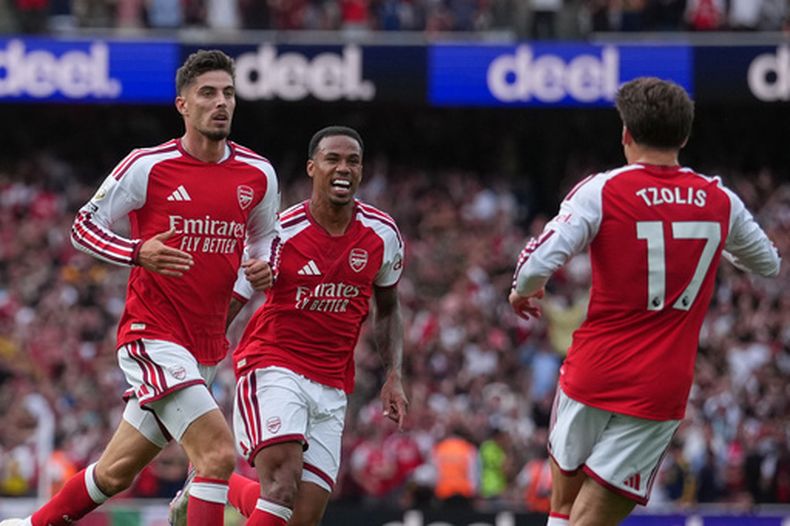 De izquierda a derecha, el delantero del Arsenal, Kai Havertz, el defensa Gabriel y el delantero Christos Tzolis reaccionan durante el partido de fútbol de la Liga Premier de Inglaterra entre el Arsenal y el Chelsea en Londres, el domingo 6 de septiembre de 2026. (Foto AP/Dave Shopland)