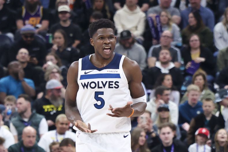 Anthony Edwards, base de los Timberwolves de Minnesota, festeja tras un enceste ante el Jazz de Utah, el jueves 30 de enero de 2025 (AP Foto/Rob Gray)