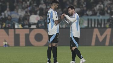 Cristian Romero, de la selección argentina, entrega el brazalete de capitán a Lionel Messi, en el partido de la eliminatoria mundialista ante Chile, el jueves 5 de junio de 2025 (AP Foto/Luis Hidalgo)