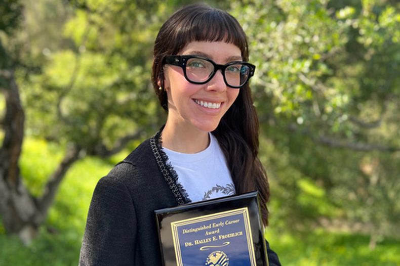 Esta foto, tomada con un teléfono inteligente y proporcionada por Halley Froehlich, muestra a Froehlich sosteniendo un premio de la Sociedad de Acuicultura de Estados Unidos en Santa Bárbara, California, el 27 de febrero de 2026. (Halley Froehlich vía AP)