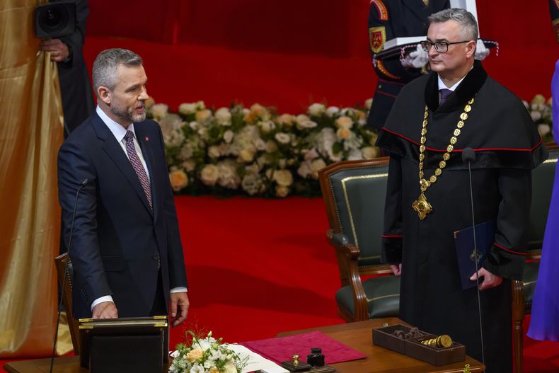 El presidente electo de Eslovaquia, Peter Pellegrini (izquierda), jura el cargo ante el presidente del Tribunal Constitucional, Ivan Fiacan, durante la ceremonia de investidura, en la sede de la Filarmónica de Eslovaquia, en Bratislava, el 15 de junio de 2024. (Jaroslav Novak/TASR via AP)