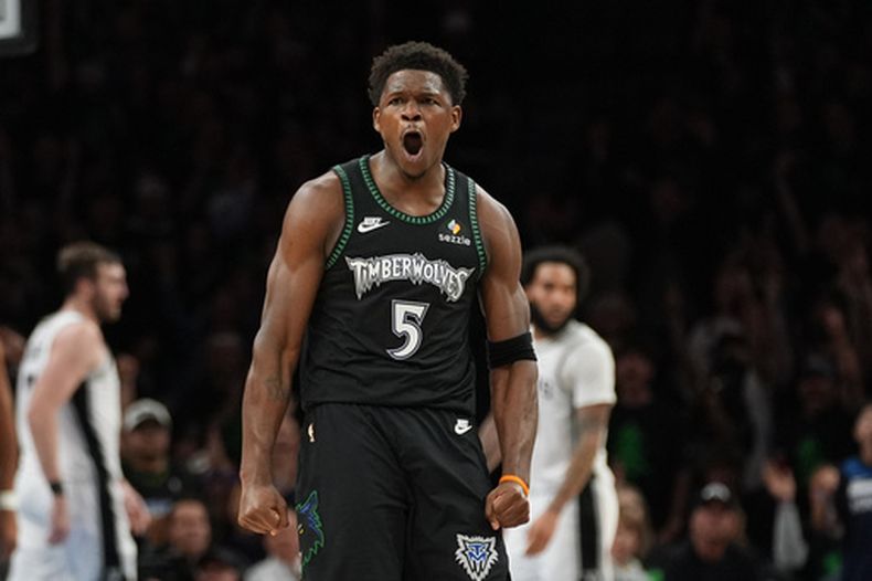 Anthony Edwards (5), de los Timberwolves de Minnesota, reacciona después de encestar frente a los Spurs de San Antonio durante la segunda mitad del cuarto juego de la serie de segunda ronda de playoffs del baloncesto de la NBA, el domingo 10 de mayo de 2026, en Minneapolis. (AP Foto/Abbie Parr)