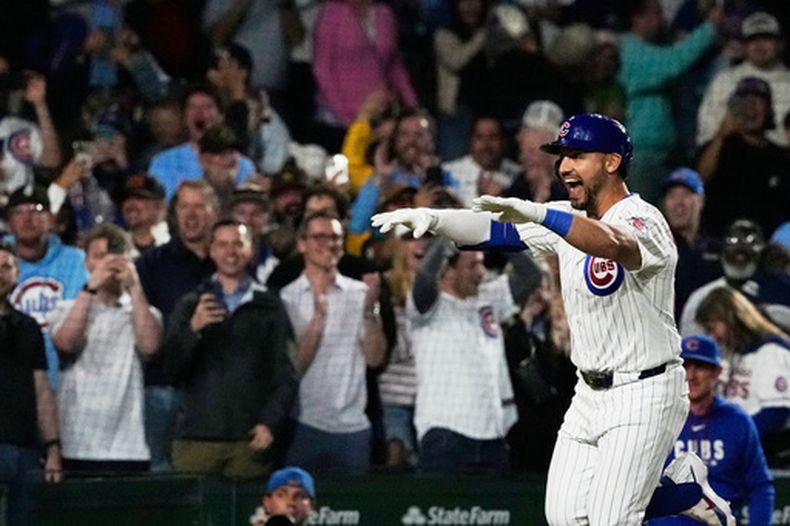 Michael Conforto de los Cachorros de Chicago celebra al rodear las bases tras conectar su jonrón solitario en la novena entrada ante los Cachorros de Chicago el lunes 4 de mayo del 2026. (AP Foto/Nam Y. Huh)