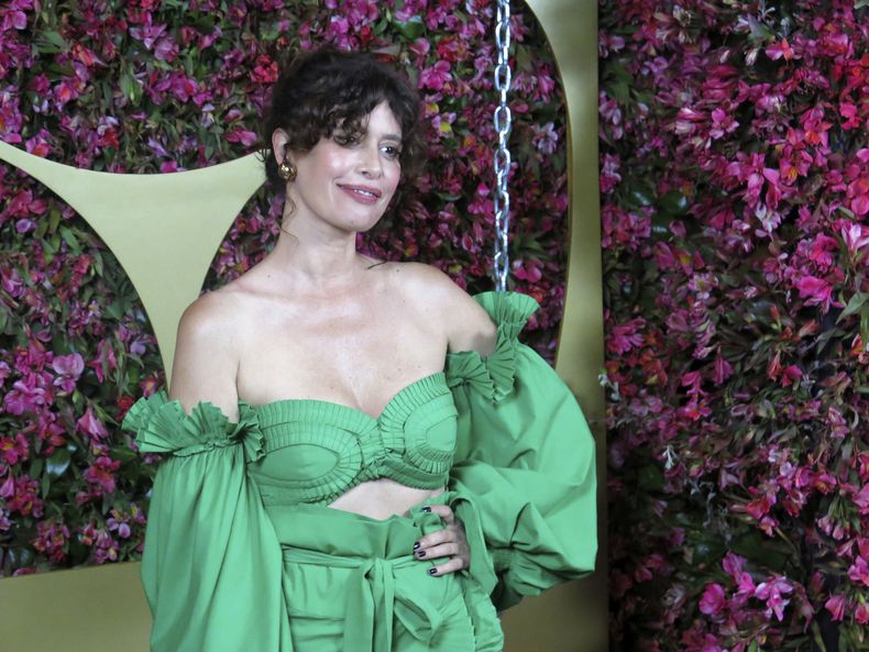La actriz Angie Cepeda posa en la alfombra roja de la película Dime lo que quieres (de verdad) en la Ciudad de México el lunes 24 de julio de 2023. (Foto AP/Berenice Bautista)