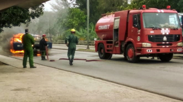 se incendia un lada niva en centrica avenida de la habana