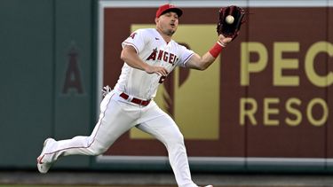 Los Angelinos de Los Ángeles Mike Trout corre para atrapar un elevado golpeado por el jugador de los Medias Rojas Pablo Reyes, en el quinto inning de su juego de béisbol en Anaheim, California, el lunes 22 de mayo de 2023. (AP Foto/Alex Gallardo)
