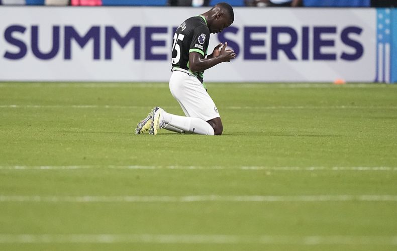 Moisés Caicedo, centrocampista ecuatoriano de Brighton, se arrodilla, tras el partido de pretemporada contra Brentford, el miércoles 26 de julio de 2023, en Atlanta. (AP Foto/Brynn Anderson)